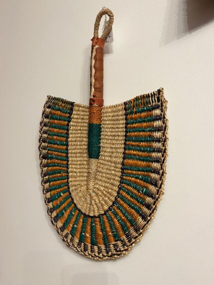 Éventail en Jonc Tressé Coloré – Artisanat Marocain Fait Main (30 à 45 cm)