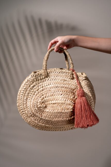 👜 Tabi Tassel Oval Basket Bag – Dusty Pink | Handmade Moroccan Palm Bag with Wool Tassel